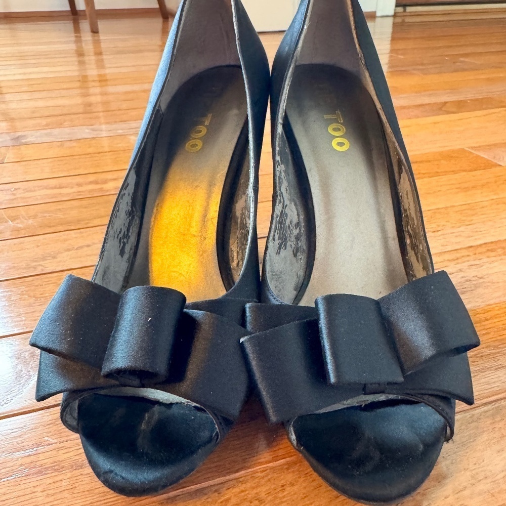 Me Too Josie Satin Peep Toe Pumps, Black, Size 8.5M